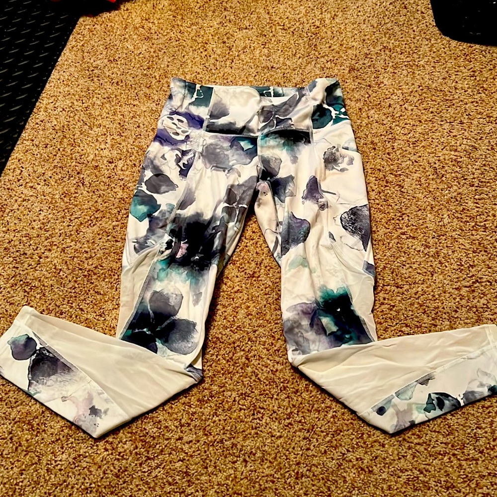 Cute leggings like new no signs of anywhere maybe never worn extra small Athleta